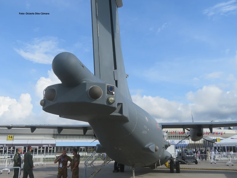 Incorporan numerosas antenas asociadas a equipos electrnicos ELINT con los que tener un mejor conocimiento de actividades en la zona que sobrevuelan. (Octavio Dez Cmara) 